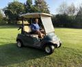 Bild: Jona Lang
Greenkeeper Thomas Schneeberger ist bereits früh am Morgen mit seinem Golfcart auf dem Platz des Golfclubs Oberpfälzer Wald unterwegs und kontrolliert die Anlage.