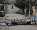 Bild: Bruna Prado/AP/dpa
Ein ausgebranntes Auto versperrt eine Straße in der Favela „Complexo de Israel“, nahe weiterer Favelas, in denen die Polizei derzeit Razzien gegen Drogenbanden durchführt.