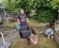 Bild: Thomas Dobler
Die Kunststoffverkleidung an der Fassade des Hauses von Erich Hans wurde an zahlreichen Stellen beschädigt, zahlreiche kleine Teile der Plastik-Paneele splitterten ab und wurden im Garten verteilt. Seitdem ist Hans damit beschäftigt, aufzuräumen und sauber zu machen.