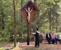 Bild: Heidi Kurz
Pater Ivo weiht das Eicherne Kreuz im Bürgerwald. Das Kreuz war im Frühjahr wohl durch einen Sturm stark beschädigt und nun repariert worden.