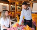 Bild: Julia Benkhardt
Pepe Gashi (rechts) ist einer der beiden Inhaber und Hauptkellner im "Ristorante la Torre".