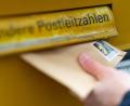 Symbolbild: Monika Skolimowska/dpa
Wer hat in einem Verteilzentrum der Deutschen Post Briefe geöffnet und Bargeld entnommen? Diese Frage beschäftigt nun das Amtsgericht Amberg.