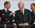 Bild: Robert Michael/dpa
Aleksander Ceferin (l) und Gianni Infantino sind die Big Player im Machtkampf der Fußball-Funktionäre. (Archivbild)