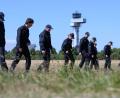 Bild: Hendrik Schmidt/dpa
Einsatzkräfte durchkämmten nach der Entdeckung der Drohne die Umgebung des Flughafens. (Archivbild)