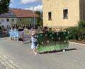 Bild: Dominik Eckert
Mit mehreren Fußgruppen und Themenwägen schlängelte sich der Kirwazug durchs Dorf.