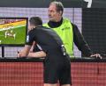 Bild: Harry Langer/dpa
Videobeweis: Bundesliga-Schiedsrichter Felix Zwayer checkt am TV-Schirm. (Archivbild)