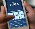 Bild: Jens Kalaene/dpa
Welches Feld auf der Anzeige tippt man fürs Trinkgeld im Restaurant an? (Symbolbild)