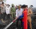 Bild: Forestry Ministry Indonesia/dpa
Der junge „Superman“ gilt schon jetzt als Symbolfigur im Kampf gegen die Flammen.