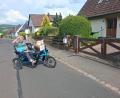 Bild: Maria Müller
Ernst Schmer freut sich, dass er mit Maria Müller und dem Tandem-E-Bike zu seinem Elternhaus in Wernberg-Köblitz fahren konnte, obwohl er selbst nicht mehr alleine Radfahren kann.