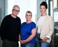 Bild: Britta Pedersen/dpa
Sänger Herbert Grönemeyer (l-r) mit Anneke Richter und Nicole Müller vom Verein „Heimatbewegen“.