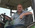 Bild: Josef Rosner
Da fühlt sich Josef Schwägerl wohl, auf seinem Fendt-Bulldog. Der 67-jährige hat ein bewegtes ehrenamtliches Leben hinter sich. Vom kleinen Dorfbub aus Oberteich zum Chef der siebtgrößten bayerischen Genossenschaftsbank.