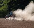 Bild: Daniel Karmann/dpa
In den vergangenen Tagen hat es geregnet, doch die Monate der Trockenheit zuvor bescheren den Bauern Ernteeinbußen. (Symbolbild)