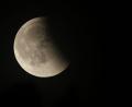 Bild: Thomas Warnack/dpa
Am Freitag wird der Mond zum Teil vom Erdschatten verdunkelt.