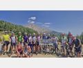Bild: Lothar Müller
Die Gruppe aus der Oberpfalz vor dem Col de Vergio auf Korsika: (von links, stehend) Gerd Biebl, Lothar Müller, Johannes Malzer, Christian Konz, Festus Gerhard Bauer, Hubert Beinrucker, Karl Siller, Christine Böhm, Rudi Böhm, Klaus Müller, Bernd Büsching, Gerald Krehl, Stephan Löw und Peter Rauch sowie (sitzend) Jana Chrunsc und Florian Helm.