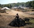 Bild: Khalil Hamra/AP/dpa
Yakoub Durak stapelt in einer Holzkohleproduktionsstätte in einem Wald in der Provinz Kocaeli Holz zu einem Haufen auf.