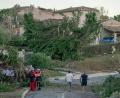 Bild: Idriss Bigou-Gilles/AFP/dpa
Nach dem Tornado untersuchen Einsatzkräfte die Häuser in der Gemeinde.