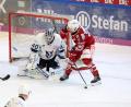 Bild: Roland Rappel
Für viele Weidener ein ungewohnter Anblick: Tyler Ward kommt beim Vorbereitungsturnier in Deggendorf im Regensburger Trikot gefährlich vor das Tor der Blue Devils Weiden.