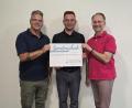 Bild: Anna Schön
Andreas Hruschka, Stefan Weig von der Steuerkanzlei Weig und Partner und Stefan Bäumler freuen sich über die Spende in Höhe von 2.500 Euro an den gemeinnützigen Verein „Zusammen erreichen wir mehr e. V.“.