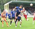 Bild: Gerhard Büttner
Der Weidener Angreifer Christoph Fenninger klärt per Kopfball im eigenen Strafraum. Die SpVgg SV Weiden verlor das Pokal-Achtelfinale gegen den SSV Jahn Regensburg mit 1:5.