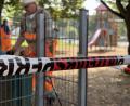 Bild: roa
Ein Polizeiabsperrband zeigt am Mittwochvormittag, dass der Spielplatz an der Hans-Thoma-Straße nicht benutzt werden darf. Im Hintergrund arbeiten Angestellte des Betriebshofs an der Wiederherstellung der mutwillig beschädigten Spielgeräte.