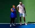 Bild: Yuki Iwamura/AP/dpa
Alexander Zverev (r) ist im Mixed-Wettbewerb der US Open früh ausgeschieden.