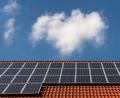 Symbolbild: Sebastian Gollnow/dpa
Muss die Photovoltaikanlage gereinigt werden? In den meisten Fällen lautet die Antwort nein. Fachleute aus der Region empfehlen stattdessen, die Ertragsdaten regelmäßig zu kontrollieren und die Module gelegentlich in Augenschein zu nehmen.