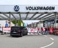 Bild: Hendrik Schmidt/dpa
Der Bus mit VW-Vorstandchef Oliver Blume wird von Beschäftigten in Zwickau mit einer Demonstration für den Erhalt des Standortes in Empfang genommen.