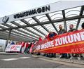 Bild: Hendrik Schmidt/dpa
Vor der Betriebsversammlung von VW in Zwickau demonstrieren Beschäftigte am Werkstor.