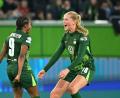 Bild: Swen Pförtner/dpa
Camilla Küver (r) traf zum 2:0 für den VfL Wolfsburg. (Archivbild)