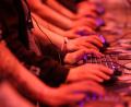 Bild: Oliver Berg/dpa
Computerspieler testen „World of Warcraft“ bei der Gamescom 2025. (Archivbild)