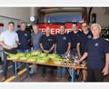 Bild: Sandra Fuchs
Bei der Übergabe der neuen Waldbrandausrüstung: Bürgermeister Rudolf J. Teplitzky, Josef Fuchs, Harald Brunner (Fa. VTAS GmbH & Co. KG Pirkhof), Andreas Hartwig (Fa. BTL Brandschutz Technik GmbH Leipzig), Matthias Schaller, Florian Schaller, Oswald Schaller und Josef Bauer.