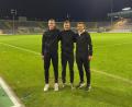 Bild: Lukas Schwendner
Erinnerungsfoto nach dem Regionalliga-Debüt: Markus Hann (von links), Lukas Schwendner und Tim Grunert bildeten das Schiedsrichterteam beim Spiel zwischen Bayern München II und dem FC Memmingen im Grünwalder Stadion.