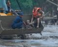 Bild: Niranjan Shrestha/AP/dpa
Rettungskräfte setzen am Trishuli-Fluss einen Radlader ein, um ein Opfer der Sturzflut in Sicherheit zu bringen.