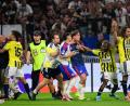 Bild: Olivier Chassignole/AFP/dpa
Nach dem Schlusspfiff der Partie Olympique Lyon gegen Fenerbahçe Istanbul kam es zu Rangeleien.