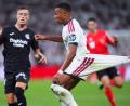Bild: Manu Fernandez/AP/dpa
Auch mit unfairen Mitteln ist Real-Star Kylian Mbappé (r) nicht aufzuhalten.