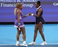 Bild: Kareem Elgazzar/AP/dpa
Serena Williams (l) und Venus Williams werden auch bei den US Open im Doppel antreten. (Archivbild)
