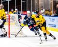 Bild: Elke Englmaier
Charlie Jahnke (blaues Trikot) und die Blue Devils Weiden haben das erste Heim-Testspiel gegen Banik Sokolov am Donnerstagabend mit 1:5 verloren.