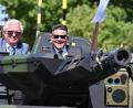 Bild: Swen Pförtner/dpa
Ausfahrt im Transportpanzer: Boris Rhein besucht Rheinmetall