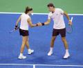 Bild: Frank Franklin II/AP/dpa
Mensik (rechts) und Muchova dominierten den ersten Satz und holen im Tiebreak den Titel.
