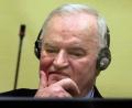 Bild: Peter Dejong/AP Pool/dpa
Während seines Strafverfahrens in Den Haag zeigte der Ex-General keine Reue, pöbelte und randalierte sogar im Gerichtssaal. (Archivbild)