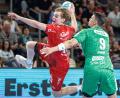 Bild: Andreas Gora/dpa
Die Füchse (r.) im Duell mit Melsungen.