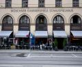 Bild: Sven Hoppe/dpa
Die Münchner Kammerspiele im Stadtzentrum an der edlen Maximilianstraße - unweit vom Hofbräuhaus - sind zum „Theater des Jahres“ gekürt worden.