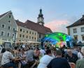 Archivbild: Petra Hartl
"Austria Gfühl" verbreitete gute Stimmung am Luitpoldplatz. Richtig voll wurde es wegen der Hitze aber erst in den späteren Abendstunden. Sollte deshalb der Schankschluss nach hinten geschoben werden?