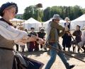 Bild: Gabi Schönberger
Zwei Mitglieder aus dem Haus des Löwen präsentieren dem Rat bei der "Häuserprüfung" eine komplizierte Choreographie mit ihren Waffen.