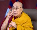 Bild: Ashwini Bhatia/AP/dpa
Der Dalai Lama lebt seit Jahrzehnten im Exil außerhalb Tibets. (Archivbild)