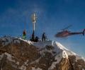 Bild: Peter Kneffel/dpa
Ein Helikopter hat Ende November das frische vergoldete Kreuz zurückgebracht. (Archivbild)