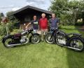 Bild: Joachim Gebhardt
Eine hochzufriedene Truppe: Georg Lehner (Mitte) hat für Marc Wenzl (rechts) und Werner Raab (links) die alten Motorrad-Antriebe fachmännisch restauriert – beide Zweiräder sind über 70 Jahre alt.