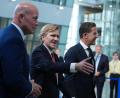 Bild: Virginia Mayo/AP/dpa
US-Verteidigungsstaatssekretär Elbridge Colby traf in Brüssel unter anderem Nato-Generalsekretär Mark Rutte (r) und US-Nato-Botschafter Matthew Whitaker.