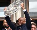Bild: Sven Hoppe/dpa
So wird's wohl auch 2027 sein: Bayern-Trainer Vincent Kompany mit der Meisterschale.