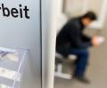 Symbolbild: Julian Stratenschulte/dpa
Die momentan wirtschaftlich unsichere Lage schlägt sich auch im Arbeitsmarkt nieder.